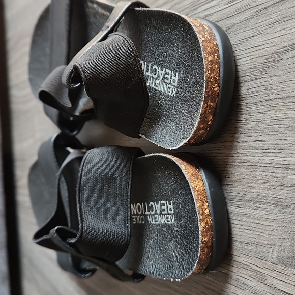 Kenneth Cole Reaction black leather flat sandals, size 6.5 - Picture 7 of 10